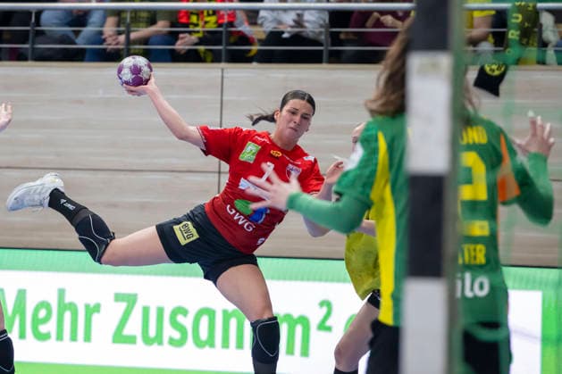 Handball Bundesliga Frauen,HBF, Saison 2025 2026 SV Union Halle-Neustadt vs.Borussia Dortmund Halle, Deutschland 04.Februar 2026: Im Bild:v.li.EngelinaAlida Corona Molenaar (Halle) und Torhueterin Sarah Wachter (Dortmund) Halle Saale SWH Arena Sachsen-Anhalt Deutschland