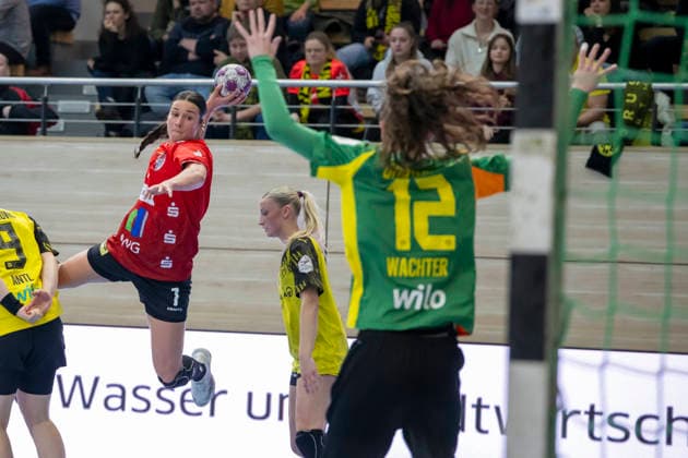 Handball Bundesliga Frauen,HBF, Saison 2025 2026 SV Union Halle-Neustadt vs.Borussia Dortmund Halle, Deutschland 04.Februar 2026: Im Bild:v.li.EngelinaAlida Corona Molenaar (Halle) und Torhueterin Sarah Wachter (Dortmund) Halle Saale SWH Arena Sachsen-Anhalt Deutschland