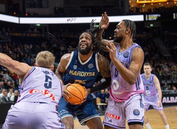 Basketball, Herren, Saison 2025 2026, Basketball Champions League (Round of 16, Gruppe J), Alba Berlin - Karditsa Iaponiki, v.l. Sam Griesel (Alba), Warren Washington (Karditsa), J wan Roberts (Alba), 04.02.2026, Copyright: xSebastianxRäppold MatthiasxKochx