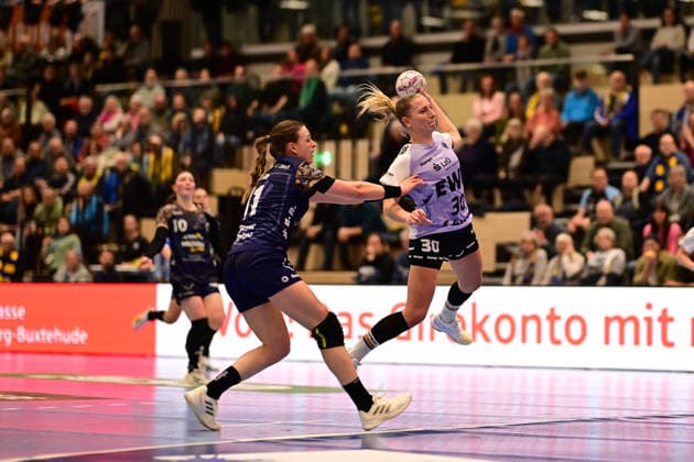 Handball I Frauen I Saison 2025-2026 I 16. HBF I 1. Spieltag I Buxtehuder SV - VfL Oldenburg I 04.02.2026 Isabelle Dölle (11, Buxtehuder Sportverein) Jenny Behrend (30, VfL Oldenburg) Buxtehude Halle Nord Niedersachsen Deutschland Copyright: xLobeca FelixxSchlikisx