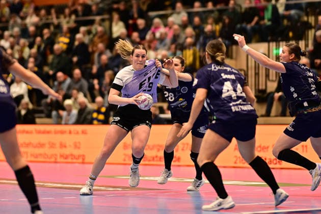 Handball I Frauen I Saison 2025-2026 I 16. HBF I 1. Spieltag I Buxtehuder SV - VfL Oldenburg I 04.02.2026 Paulina Golla (29, VfL Oldenburg) Teresa von Prittwitz (28, Buxtehuder Sportverein) Buxtehude Halle Nord Niedersachsen Deutschland Copyright: xLobeca FelixxSchlikisx