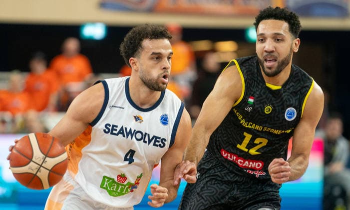 4.2.2026, Basketball, Herren, FIBA Europe Cup, Saison 2025 26, 2. Gruppenphase, Gruppe K, 5. Spieltag, Rostock Seawolves - Falco Vulcano Energia KC Szombathely Elias Baguette (Rostock Seawolves, li.) gegen Patrick Welhan (Falco Vulcano Energia KC Szombathely, re.) Rostock Stadthalle Mecklenburg-Vorpommern Deutschland