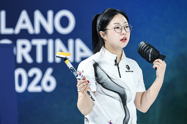 ITALY, CORTINA D AMPEZZO - FEBRUARY 4, 2026: Curler Kim Seon-yeong of South Korea is in action in the Mixed Doubles Round Robin Session 1 curling event during the 2026 Winter Olympic Games, Olympische Spiele, Olympia, OS at the Cortina Curling Olympic Stadium. Mikhail Tereshchenko TASS  88209321