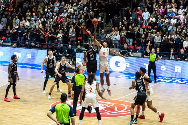 GER, BKT EuroCup, Saison 2025 2026, Niners Chemnitz - Dolomiti Energia Trento. 04.02.2026, Messe, Chemnitz, GER, BKT EuroCup, Saison 2025 2026, Niners Chemnitz - Dolomiti Energia Trento. Tipp off, Selom Mawugbe (Tolomiti Energia Trento 21), Roman Bedime (Niners Chemnitz, 35) Foto Alexander Trienitz Chemnitz Messe Sachsen Deutschland