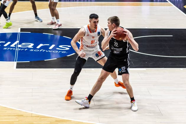 GER, BKT EuroCup, Saison 2025 2026, Niners Chemnitz - Dolomiti Energia Trento. 04.02.2026, Messe, Chemnitz, GER, BKT EuroCup, Saison 2025 2026, Niners Chemnitz - Dolomiti Energia Trento. Peyton Aldridge (Tolomiti Energia Trento 22), Yordan Minchev (Niners Chemnitz, 91) Foto Alexander Trienitz Chemnitz Messe Sachsen Deutschland