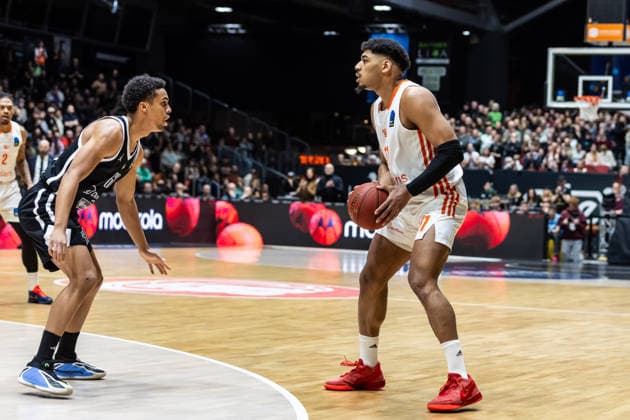 GER, BKT EuroCup, Saison 2025 2026, Niners Chemnitz - Dolomiti Energia Trento. 04.02.2026, Messe, Chemnitz, GER, BKT EuroCup, Saison 2025 2026, Niners Chemnitz - Dolomiti Energia Trento. Kostja Mushidi (Niners Chemnitz, 11), Patrick Hassan (Tolomiti Energia Trento 68) Foto Alexander Trienitz Chemnitz Messe Sachsen Deutschland