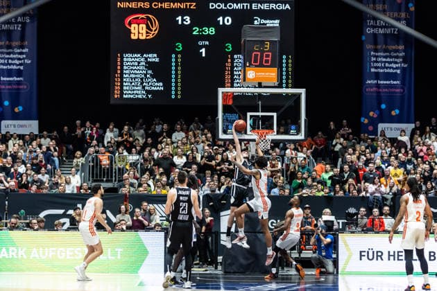 GER, BKT EuroCup, Saison 2025 2026, Niners Chemnitz - Dolomiti Energia Trento. 04.02.2026, Messe, Chemnitz, GER, BKT EuroCup, Saison 2025 2026, Niners Chemnitz - Dolomiti Energia Trento. Matas Jogela (Tolomiti Energia Trento 8), Roman Bedime (Niners Chemnitz, 35) Foto Alexander Trienitz Chemnitz Messe Sachsen Deutschland