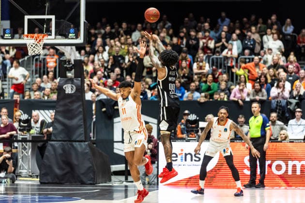 GER, BKT EuroCup, Saison 2025 2026, Niners Chemnitz - Dolomiti Energia Trento. 04.02.2026, Messe, Chemnitz, GER, BKT EuroCup, Saison 2025 2026, Niners Chemnitz - Dolomiti Energia Trento. Khalif Battle (Tolomiti Energia Trento 99), Kostja Mushidi (Niners Chemnitz, 11) Foto Alexander Trienitz Chemnitz Messe Sachsen Deutschland