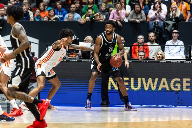 GER, BKT EuroCup, Saison 2025 2026, Niners Chemnitz - Dolomiti Energia Trento. 04.02.2026, Messe, Chemnitz, GER, BKT EuroCup, Saison 2025 2026, Niners Chemnitz - Dolomiti Energia Trento. Jordan Bayehe (Tolomiti Energia Trento 26), Roman Bedime (Niners Chemnitz, 35) Foto Alexander Trienitz Chemnitz Messe Sachsen Deutschland