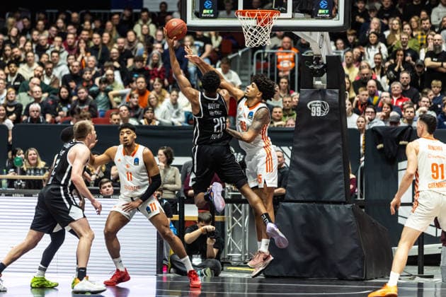 GER, BKT EuroCup, Saison 2025 2026, Niners Chemnitz - Dolomiti Energia Trento. 04.02.2026, Messe, Chemnitz, GER, BKT EuroCup, Saison 2025 2026, Niners Chemnitz - Dolomiti Energia Trento. Jordan Bayehe (Tolomiti Energia Trento 26), Roman Bedime (Niners Chemnitz, 35) Foto Alexander Trienitz Chemnitz Messe Sachsen Deutschland