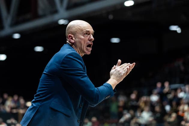 GER, BKT EuroCup, Saison 2025 2026, Niners Chemnitz - Dolomiti Energia Trento. 04.02.2026, Messe, Chemnitz, GER, BKT EuroCup, Saison 2025 2026, Niners Chemnitz - Dolomiti Energia Trento. Rodrigo Pastore (Head Coach), Niners Chemnitz applaudiert Foto Alexander Trienitz Chemnitz Messe Sachsen Deutschland