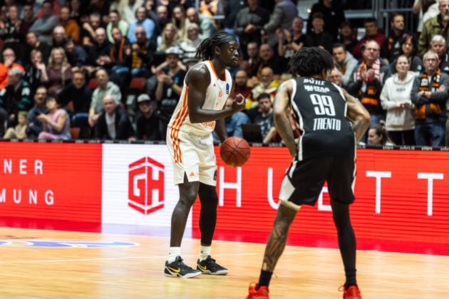 GER, BKT EuroCup, Saison 2025 2026, Niners Chemnitz - Dolomiti Energia Trento. 04.02.2026, Messe, Chemnitz, GER, BKT EuroCup, Saison 2025 2026, Niners Chemnitz - Dolomiti Energia Trento. Aher Uguak (Niners Chemnitz, 1), Khalif Battle (Tolomiti Energia Trento 99) Foto Alexander Trienitz Chemnitz Messe Sachsen Deutschland
