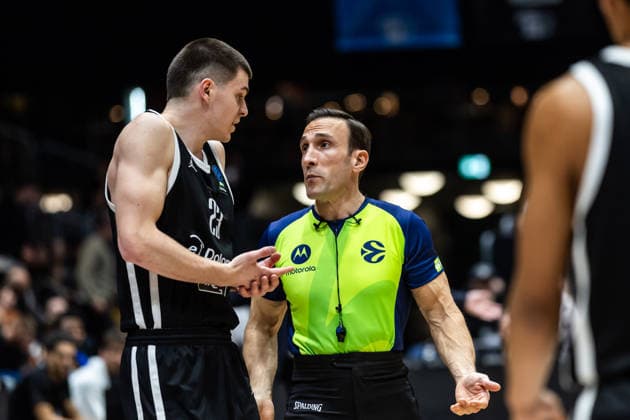 GER, BKT EuroCup, Saison 2025 2026, Niners Chemnitz - Dolomiti Energia Trento. 04.02.2026, Messe, Chemnitz, GER, BKT EuroCup, Saison 2025 2026, Niners Chemnitz - Dolomiti Energia Trento. Andrej Jakimovski (Tolomiti Energia Trento 23) diskutiert mit dem Schiedsrichter Foto Alexander Trienitz Chemnitz Messe Sachsen Deutschland