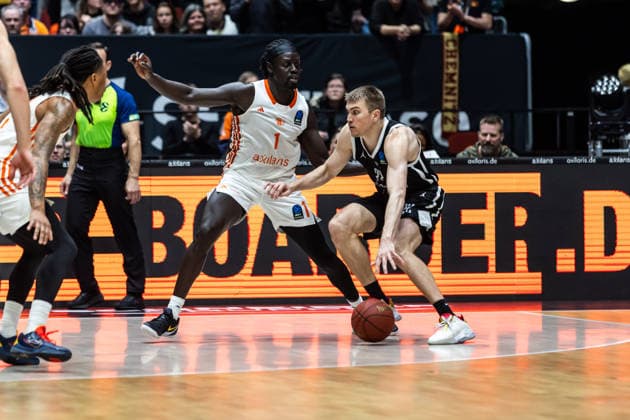 GER, BKT EuroCup, Saison 2025 2026, Niners Chemnitz - Dolomiti Energia Trento. 04.02.2026, Messe, Chemnitz, GER, BKT EuroCup, Saison 2025 2026, Niners Chemnitz - Dolomiti Energia Trento. Peyton Aldridge (Tolomiti Energia Trento 22), Aher Uguak (Niners Chemnitz, 1) Foto Alexander Trienitz Chemnitz Messe Sachsen Deutschland