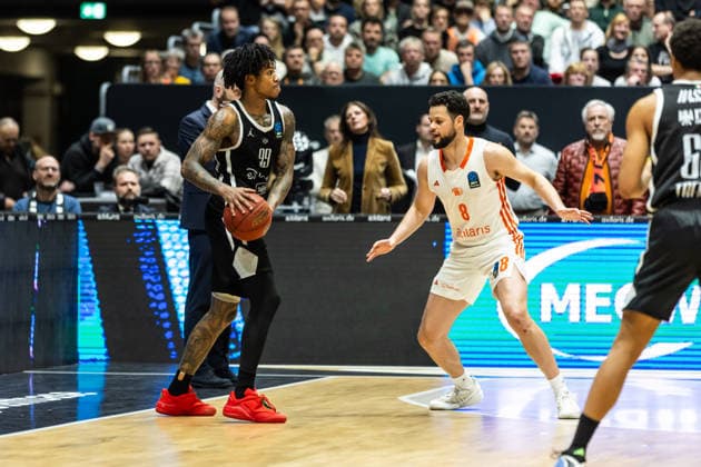 GER, BKT EuroCup, Saison 2025 2026, Niners Chemnitz - Dolomiti Energia Trento. 04.02.2026, Messe, Chemnitz, GER, BKT EuroCup, Saison 2025 2026, Niners Chemnitz - Dolomiti Energia Trento. Khalif Battle (Tolomiti Energia Trento 99), Jordan Schakel (Niners Chemnitz, 8) Foto Alexander Trienitz Chemnitz Messe Sachsen Deutschland