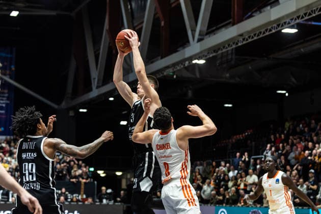 GER, BKT EuroCup, Saison 2025 2026, Niners Chemnitz - Dolomiti Energia Trento. 04.02.2026, Messe, Chemnitz, GER, BKT EuroCup, Saison 2025 2026, Niners Chemnitz - Dolomiti Energia Trento. Andrej Jakimovski (Tolomiti Energia Trento 23), Jordan Schakel (Niners Chemnitz, 8) Foto Alexander Trienitz Chemnitz Messe Sachsen Deutschland