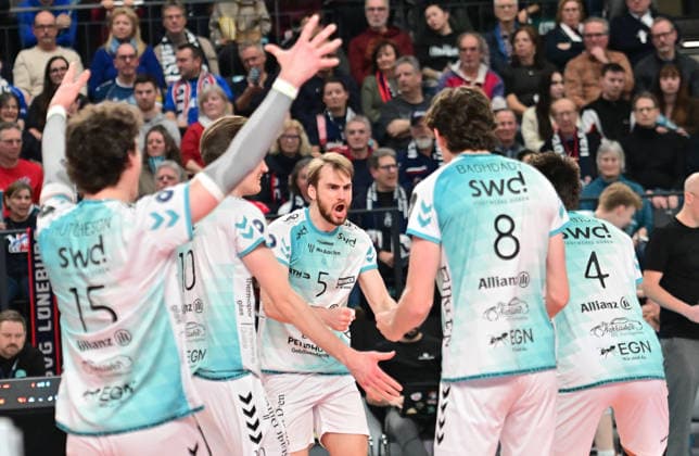 GER; 1.VBL, SVG Lueneburg vs SWD powervolleys Dueren 04.02.2026, GER; 1. VBL, SVG Lueneburg vs SWD powervolleys Dueren, im Bild die Mannschaft aus Dueren jubelt