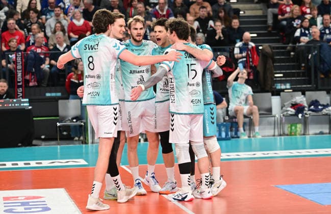 GER; 1.VBL, SVG Lueneburg vs SWD powervolleys Dueren 04.02.2026, GER; 1. VBL, SVG Lueneburg vs SWD powervolleys Dueren, im Bild die Mannschaft aus Dueren jubelt