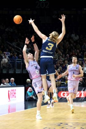 DEU, Europapokal, ALBA vs. AS Karditsa Iaponiki, 04.02.2026, Uber-Arena, Berlin, DEU, Europapokal, ALBA vs. AS Karditsa Iaponiki, im Bild Justin Bean (ALBA Berlin 34), Noah Horchler (Karditsa Iaponiki 3)
