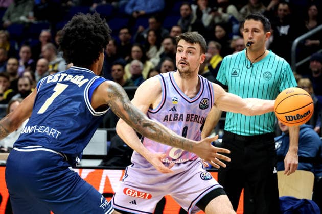 DEU, Europapokal, ALBA vs. AS Karditsa Iaponiki, 04.02.2026, Uber-Arena, Berlin, DEU, Europapokal, ALBA vs. AS Karditsa Iaponiki, im Bild JONAS MATTISSECK (ALBA Berlin 9), Aaron Estrada (Karditsa Iaponiki 1)