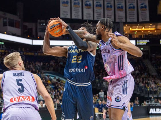Basketball, Herren, Saison 2025 2026, Basketball Champions League (Round of 16, Gruppe J), Alba Berlin - Karditsa Iaponiki, v.l. Sam Griesel (Alba), Warren Washington (Karditsa), J wan Roberts (Alba), 04.02.2026, Copyright: xSebastianxRäppold MatthiasxKochx