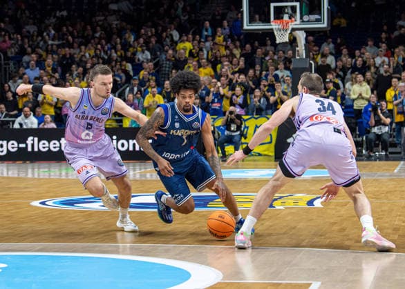 Basketball, Herren, Saison 2025 2026, Basketball Champions League (Round of 16, Gruppe J), Alba Berlin - Karditsa Iaponiki, v.l. Martin Hermannsson (Alba), Aaron Estrada (Karditsa), Justin Bean (Alba), 04.02.2026, Copyright: xSebastianxRäppold MatthiasxKochx