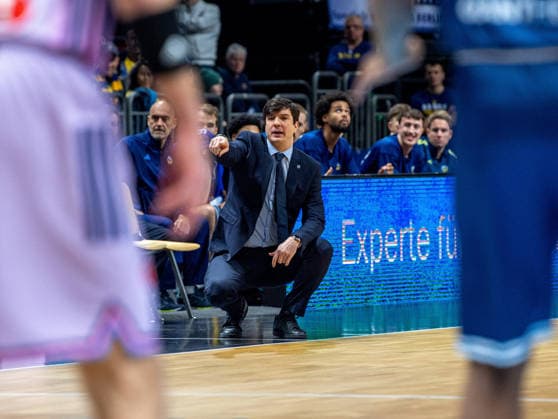 Basketball, Herren, Saison 2025 2026, Basketball Champions League (Round of 16, Gruppe J), Alba Berlin - Karditsa Iaponiki, Trainer Pedro Calles (Alba), 04.02.2026, Copyright: xSebastianxRäppold MatthiasxKochx