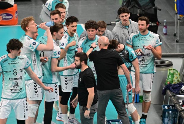 GER; 1.VBL, SVG Lueneburg vs SWD powervolleys Dueren 04.02.2026, GER; 1. VBL, SVG Lueneburg vs SWD powervolleys Dueren, im Bild Christophe Achten (Coach Dueren) spricht mit der Mannschaft