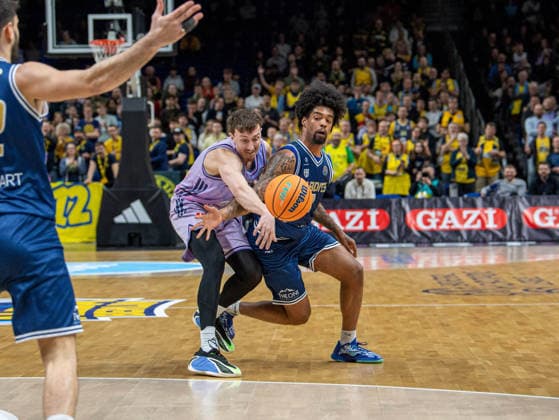 Basketball, Herren, Saison 2025 2026, Basketball Champions League (Round of 16, Gruppe J), Alba Berlin - Karditsa Iaponiki, v.l. Alex O Connell (Alba), Aaron Estrada (Karditsa), 04.02.2026, Copyright: xSebastianxRäppold MatthiasxKochx