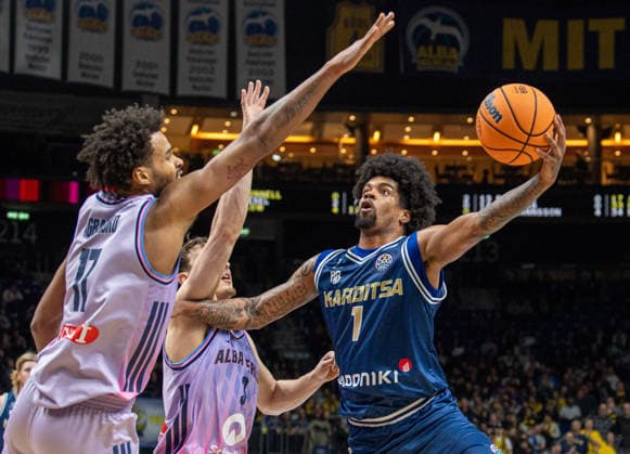 Basketball, Herren, Saison 2025 2026, Basketball Champions League (Round of 16, Gruppe J), Alba Berlin - Karditsa Iaponiki, v.l. Norris Agbakoko (Alba), Alex O Connell (Alba), Aaron Estrada (Karditsa), 04.02.2026, Copyright: xSebastianxRäppold MatthiasxKochx