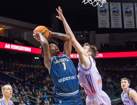 Basketball, Herren, Saison 2025 2026, Basketball Champions League (Round of 16, Gruppe J), Alba Berlin - Karditsa Iaponiki, v.l. Aaron Estrada (Karditsa), Malte Delow (Alba), 04.02.2026, Copyright: xSebastianxRäppold MatthiasxKochx