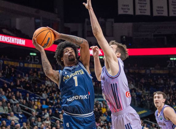 Basketball, Herren, Saison 2025 2026, Basketball Champions League (Round of 16, Gruppe J), Alba Berlin - Karditsa Iaponiki, v.l. Aaron Estrada (Karditsa), Malte Delow (Alba), 04.02.2026, Copyright: xSebastianxRäppold MatthiasxKochx