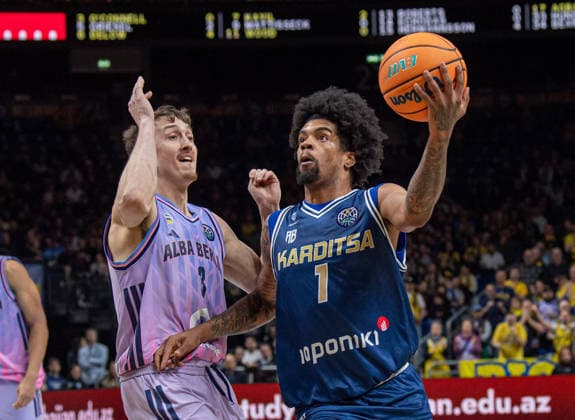 Basketball, Herren, Saison 2025 2026, Basketball Champions League (Round of 16, Gruppe J), Alba Berlin - Karditsa Iaponiki, v.l. Alex O Connell (Alba), Aaron Estrada (Karditsa), 04.02.2026, Copyright: xSebastianxRäppold MatthiasxKochx