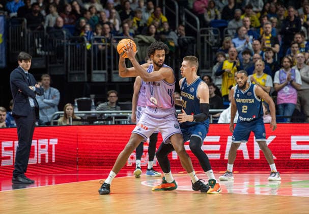 Basketball, Herren, Saison 2025 2026, Basketball Champions League (Round of 16, Gruppe J), Alba Berlin - Karditsa Iaponiki, v.l. Trainer Pedro Calles (Alba), Norris Agbakoko (Alba), Alexander Madsen (Karditsa), Brandon Jefferson (Karditsa), 04.02.2026, Copyright: xSebastianxRäppold MatthiasxKochx