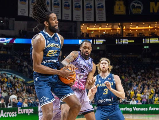 Basketball, Herren, Saison 2025 2026, Basketball Champions League (Round of 16, Gruppe J), Alba Berlin - Karditsa Iaponiki, v.l. Warren Washington (Karditsa), J wan Roberts (Alba), Noah Horchler (Karditsa), 04.02.2026, Copyright: xSebastianxRäppold MatthiasxKochx