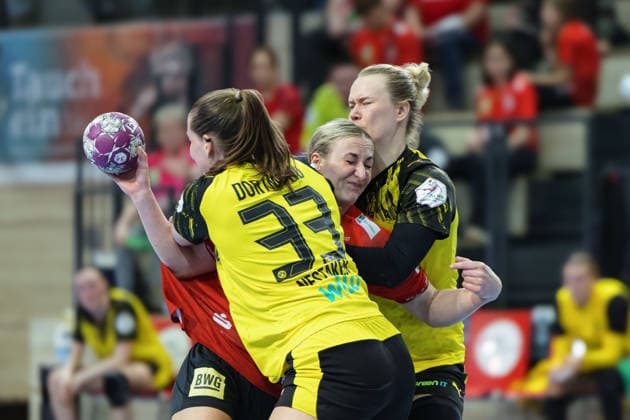 Guro Nestaker (BVB-Damen, 33), Lea Gruber (Halle, 19), Emma Olsson (BVB-Damen, 29), SV Union Halle-Neustadt vs. Borussia Dortmund, Alsco Handball Bundesliga Frauen, Saison 2025 26, 16. Spieltag, 04.02.2026 Halle SWH Arena Sachsen-Anhalt Deutschland