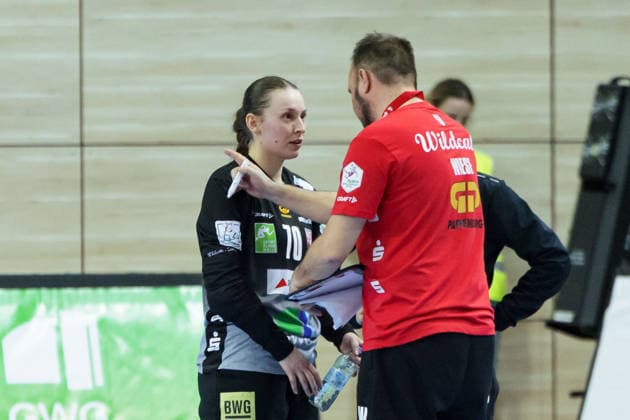 Torhüterin Nicola Czaja (Halle, 70), Torwarttrainer Andreas Wiese (Halle), SV Union Halle-Neustadt vs. Borussia Dortmund, Alsco Handball Bundesliga Frauen, Saison 2025 26, 16. Spieltag, 04.02.2026 Halle SWH Arena Sachsen-Anhalt Deutschland