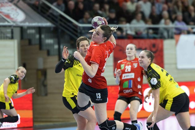 Alina Grijseels (BVB-Damen, 4), Madeleine Östlund (Halle, 13), SV Union Halle-Neustadt vs. Borussia Dortmund, Alsco Handball Bundesliga Frauen, Saison 2025 26, 16. Spieltag, 04.02.2026 Halle SWH Arena Sachsen-Anhalt Deutschland