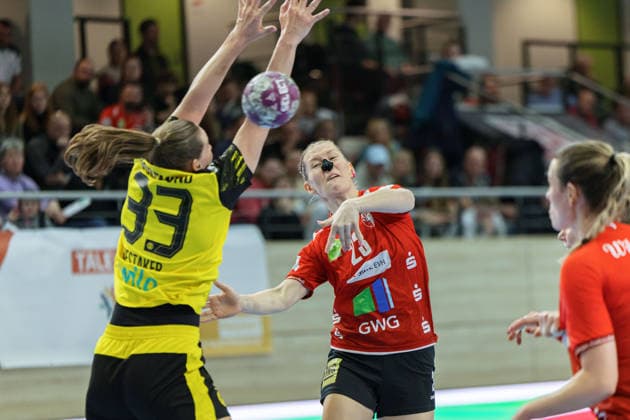 Guro Nestaker (BVB-Damen, 33), Marie Polakova (Halle, 23), SV Union Halle-Neustadt vs. Borussia Dortmund, Alsco Handball Bundesliga Frauen, Saison 2025 26, 16. Spieltag, 04.02.2026 Halle SWH Arena Sachsen-Anhalt Deutschland
