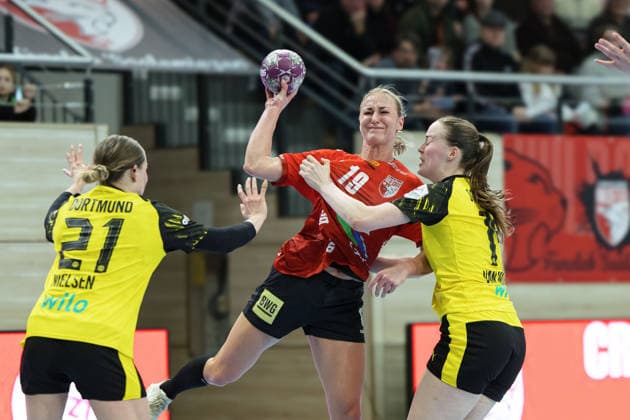 Kaja Kamp Nielsen (BVB-Damen, 21), Lea Gruber (Halle, 19), Alieke Van Maurik (BVB-Damen, 14), SV Union Halle-Neustadt vs. Borussia Dortmund, Alsco Handball Bundesliga Frauen, Saison 2025 26, 16. Spieltag, 04.02.2026 Halle SWH Arena Sachsen-Anhalt Deutschland