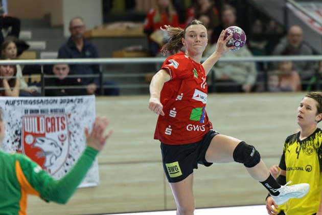 Emma Hertha (Halle, 17), Alina Grijseels (BVB-Damen, 4), SV Union Halle-Neustadt vs. Borussia Dortmund, Alsco Handball Bundesliga Frauen, Saison 2025 26, 16. Spieltag, 04.02.2026 Halle SWH Arena Sachsen-Anhalt Deutschland