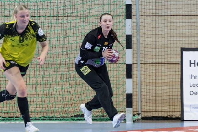 Maraika Kusian (BVB-Damen, 8), Torhüterin Nicola Czaja (Halle, 70), SV Union Halle-Neustadt vs. Borussia Dortmund, Alsco Handball Bundesliga Frauen, Saison 2025 26, 16. Spieltag, 04.02.2026 Halle SWH Arena Sachsen-Anhalt Deutschland
