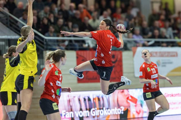 Dana Bleckmann (BVB-Damen, 66), Engelina Alida Corona Molenaar (Halle, 7), SV Union Halle-Neustadt vs. Borussia Dortmund, Alsco Handball Bundesliga Frauen, Saison 2025 26, 16. Spieltag, 04.02.2026 Halle SWH Arena Sachsen-Anhalt Deutschland