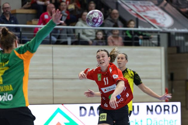 Torhüterin Melinda Szikora (BVB-Damen, 7), Emma Hertha (Halle, 17), SV Union Halle-Neustadt vs. Borussia Dortmund, Alsco Handball Bundesliga Frauen, Saison 2025 26, 16. Spieltag, 04.02.2026 Halle SWH Arena Sachsen-Anhalt Deutschland