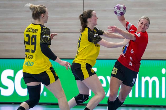Handball Bundesliga Frauen,HBF, Saison 2025 2026 SV Union Halle-Neustadt vs.Borussia Dortmund Halle, Deutschland 04.Februar 2026: Im Bild:v.li.Emma Olsson (Dortmund), Lisa Antl (Dortmund) und Lea Gruber (Halle) Halle Saale SWH Arena Sachsen-Anhalt Deutschland