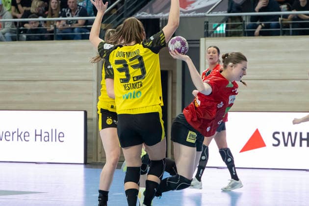 Handball Bundesliga Frauen,HBF, Saison 2025 2026 SV Union Halle-Neustadt vs.Borussia Dortmund Halle, Deutschland 04.Februar 2026: Im Bild:v.li.Guro Nestaker (Dortmund) und Lucy Strauchmann (Halle) Halle Saale SWH Arena Sachsen-Anhalt Deutschland