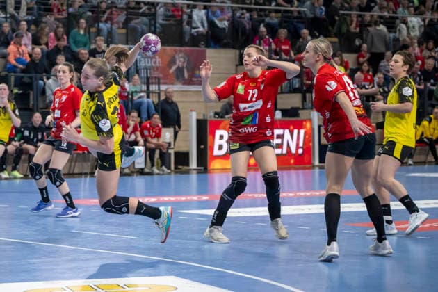 Handball Bundesliga Frauen,HBF, Saison 2025 2026 SV Union Halle-Neustadt vs.Borussia Dortmund Halle, Deutschland 04.Februar 2026: Im Bild:v.li.Guro Nestaker (Dortmund), Ilona Kieffer (Halle) und Lea Gruber (Halle) Halle Saale SWH Arena Sachsen-Anhalt Deutschland