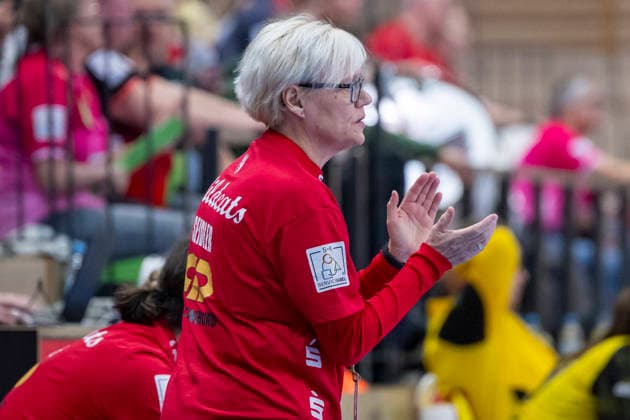 Handball Bundesliga Frauen,HBF, Saison 2025 2026 SV Union Halle-Neustadt vs.Borussia Dortmund Halle, Deutschland 04.Februar 2026: Im Bild:Trainerin Ines Seidler (Halle) Gestik, Geste, gestikuliert, Halle Saale SWH Arena Sachsen-Anhalt Deutschland