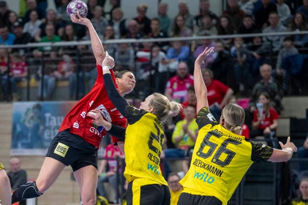 Handball Bundesliga Frauen,HBF, Saison 2025 2026 SV Union Halle-Neustadt vs.Borussia Dortmund Halle, Deutschland 04.Februar 2026: Im Bild:v. li. im Zweikampf EngelinaAlida Corona Molenaar (Halle),Emma Olsson (Dortmund) und Dana Bleckmann (Dortmund) Halle Saale SWH Arena Sachsen-Anhalt Deutschland