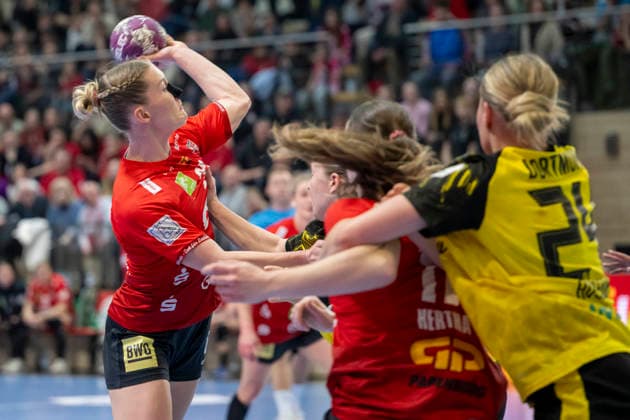Handball Bundesliga Frauen,HBF, Saison 2025 2026 SV Union Halle-Neustadt vs.Borussia Dortmund Halle, Deutschland 04.Februar 2026: Im Bild:v.li.Marie Polakova (Halle), Emma Hertha (Halle) und Emma Olsson (Dortmund) Halle Saale SWH Arena Sachsen-Anhalt Deutschland